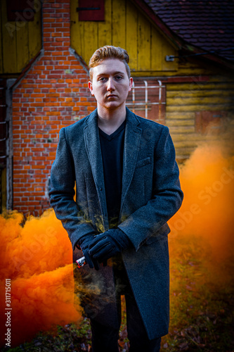 Fotoshooting mit Rauchbomben - Farbbomben - Nebel - smokebombs - im Lostplace mit einem Mann photo