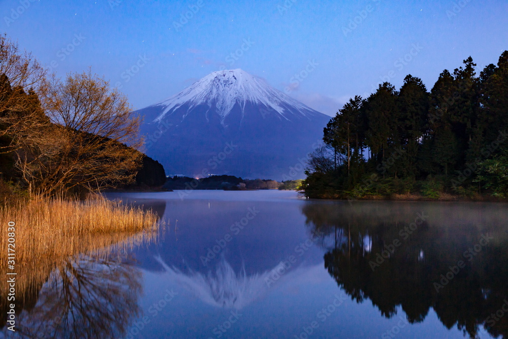 夕暮れ時の富士山、静岡県富士宮市田貫湖にて