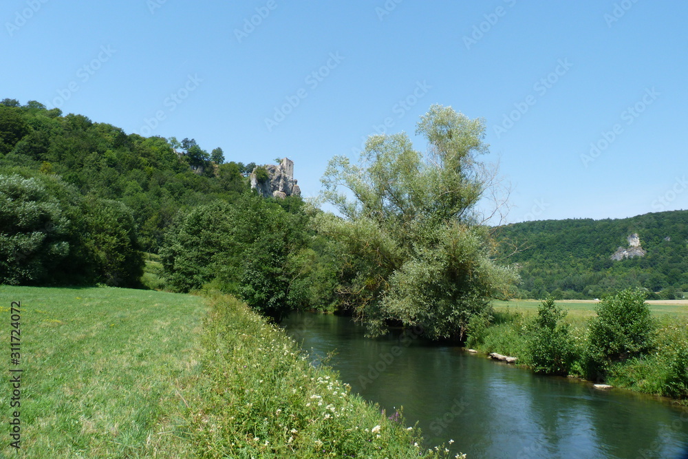 Wiesent in der Fränkischen Schweiz und Burgruine Neideck Wiesent in der Fränkischen Schweiz und Burgruine Neideck