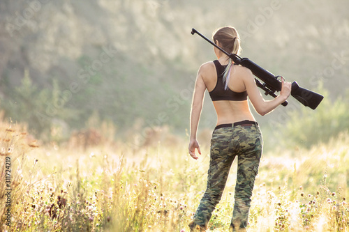 Fotografía Back view sexy military fashion girl with rifle with an optical sight