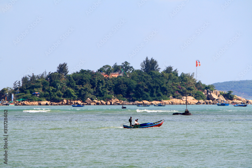 Obraz premium Vietnam, Nha Trang-December 11, 2019-Homes on Islands in the sea. View from the coast of Nha Trang.
