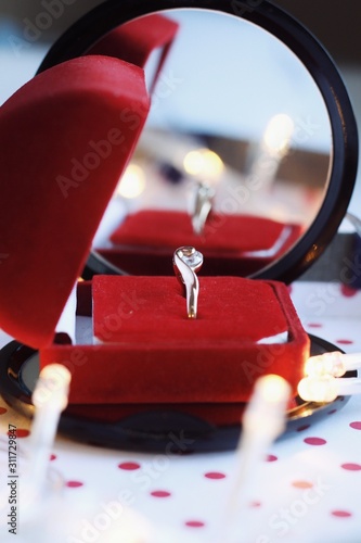 Obraz na płótnie Jewelry composition in red box with reflections in mirror w salonie