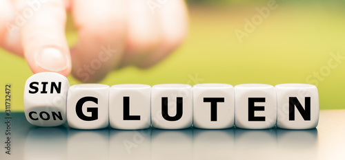 Hand turns a dice and changes the expression "con gluten" (with gluten) to "sin gluten" (gluten free).