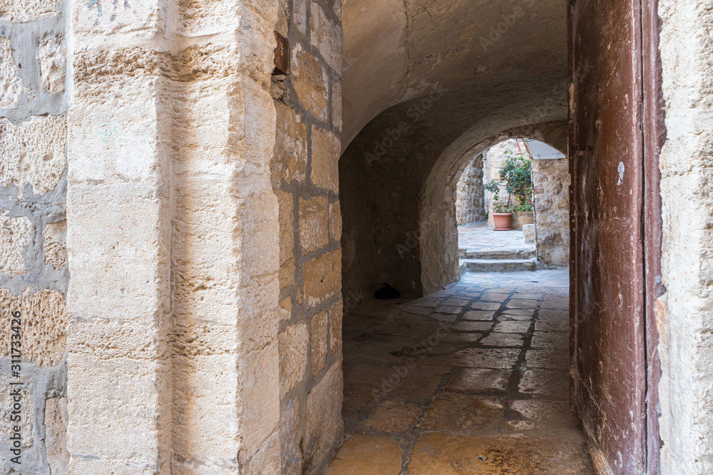 Obraz premium Narrow passage between houses in the old city of Jerusalem near to the gate Jaffa Gate in the Old City in Jerusalem, Israel