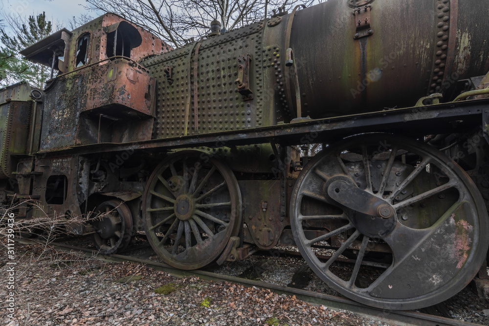 alte dampflokomotive mit nieten und grosse raeder