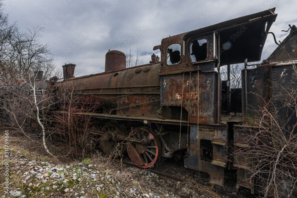 rostige alte lokomotive auf einem gleis