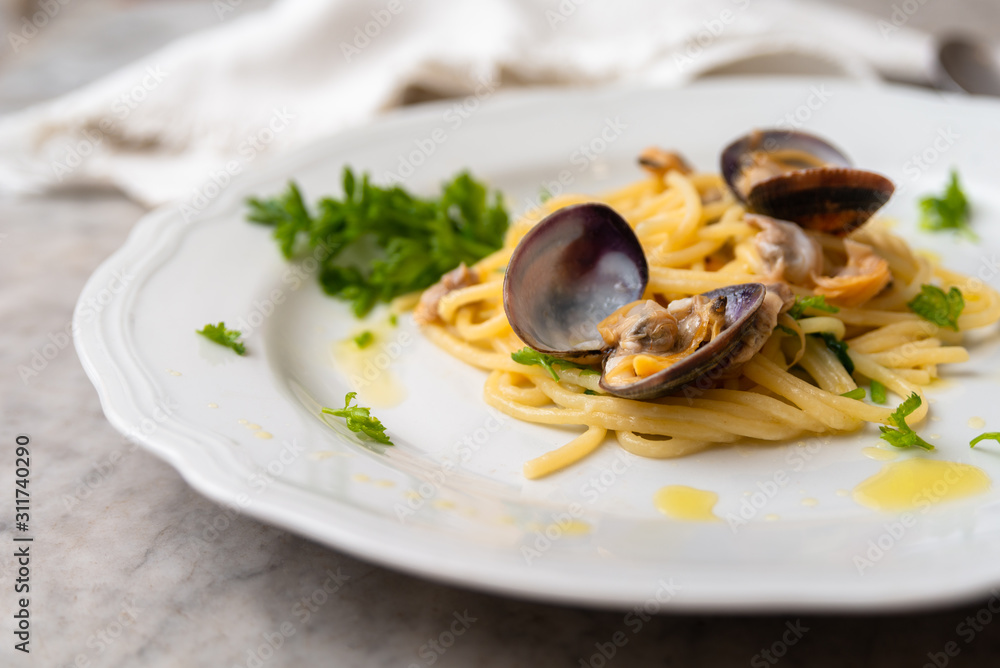 Piatto di spaghetti con vongole veraci e prezzemolo, Cucina Italiana