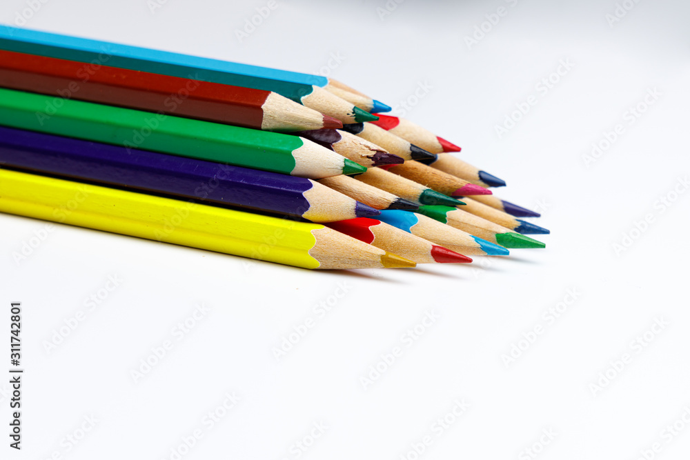 Buntstifte zur Auswahl ragen in das Bild übereinander gelegt, gedeckte Farben, isoliert Buntstifte zur Auswahl ragen in das Bild übereinander gelegt, gedeckte Farben, isoliert