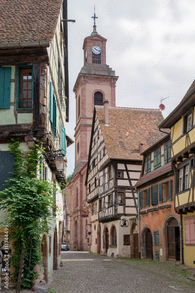 Gasse mit Kirche in Riquewihr Elsass Frankreich Gasse mit Kirche in Riquewihr Elsass Frankreich