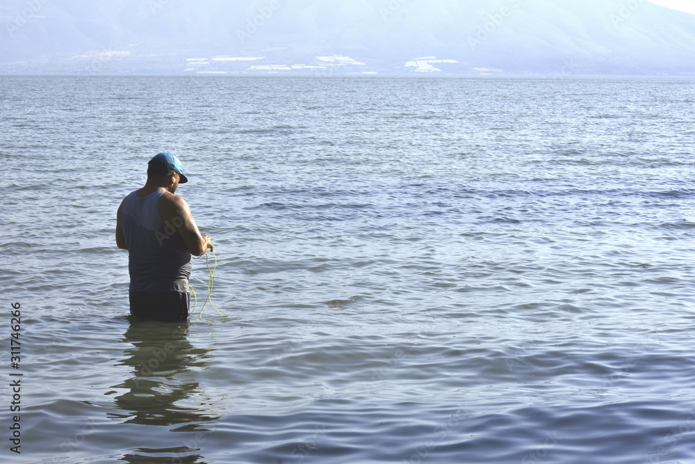 hombre pescando en la laguna de chapala méxico