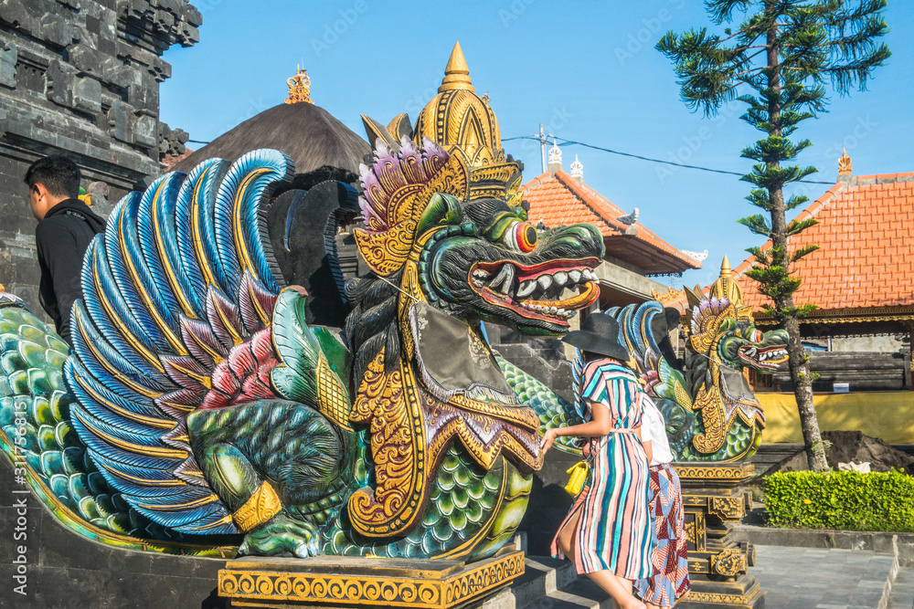 Fototapeta premium A beautiful view of Tanah Lot temple in Bali, Indonesia