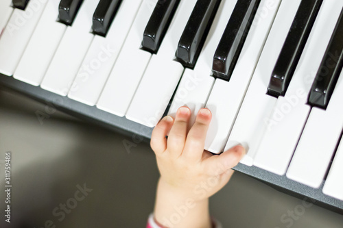 mains d enfant joue du piano