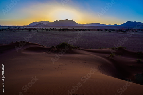 Natur und Stille erleben: Dämmerung am Rand der Namib, Namib-Naukluft Nationalpark, Namibia