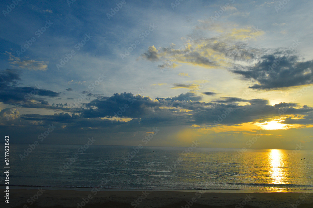 Fototapeta premium Golden sunrise beach Pasikuda sri lanka