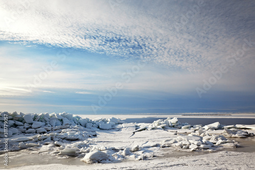 Foto Ice hummocks on the Baltic Sea on a sunny day