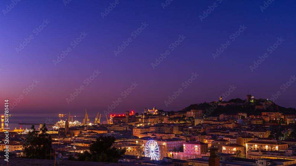 Panorama del centro della città di Ancona al tramonto, sotto le feste di Natale, con la ruota panoramica e il Duomo di San Ciriaco