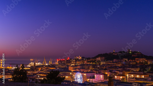 Panorama del centro della città di Ancona al tramonto, sotto le feste di Natale, con la ruota panoramica e il Duomo di San Ciriaco