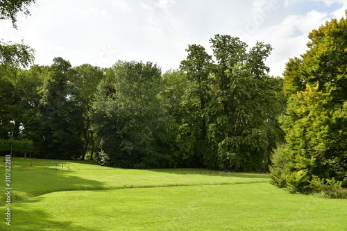 Fototapeta Naklejka Na Ścianę i Meble -  Pelouse principale au parc Wolvendael à Anderlecht