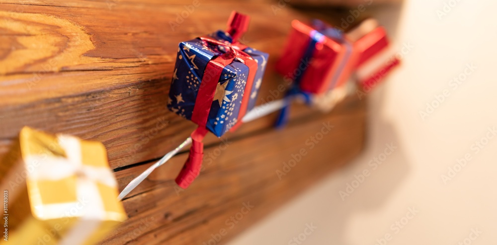 Pacchetti regalo colorati con stelline blue e nastro rosso per ogni occasione e festeggiamenti