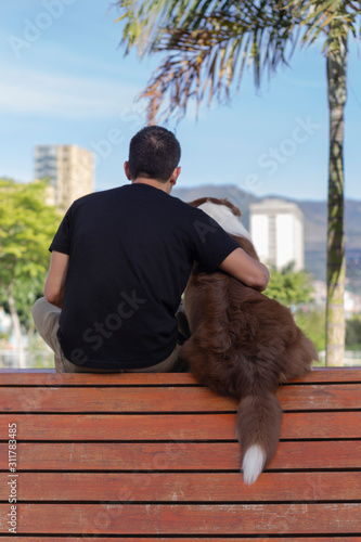 Принти на полотні Joven junto a su mascota disfrutando una tarde en el parque durante el verano