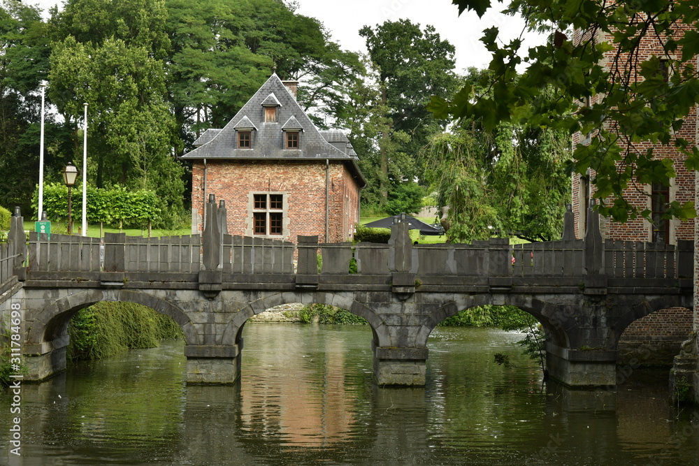 Le pont à arches d'accès au château et l'une des dépendances au domaine Coloma à Sint-Pieter-Leeuw 