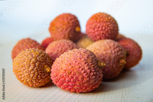 Lychees maturi su un tagliere bianco