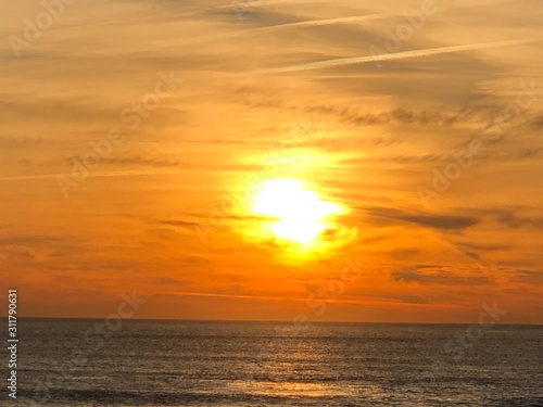 Couché de soleil sur la plage de Costa da Caparica, Portugal 