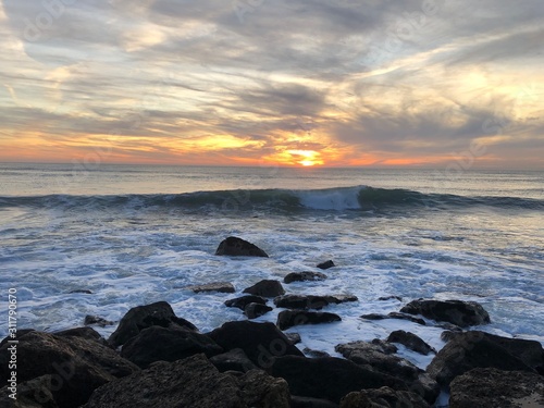 Couché de soleil sur la plage de Costa da Caparica, Portugal 