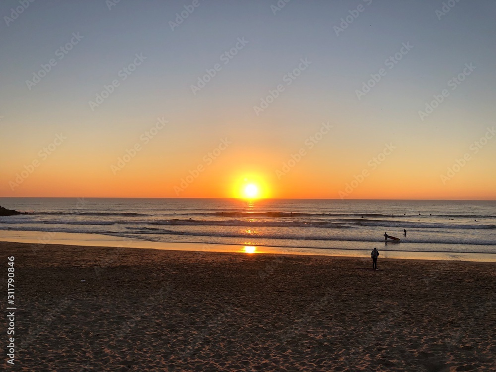 Naklejka premium Couché de soleil sur la plage de Costa da Caparica, Portugal 