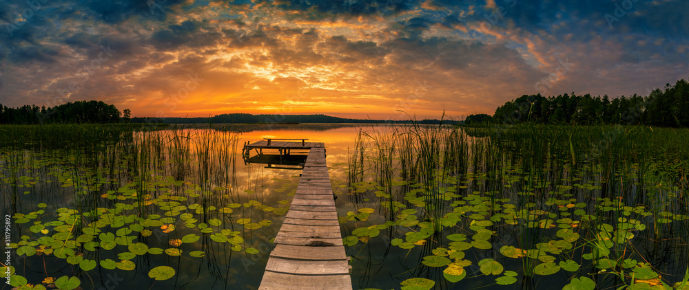 Panorama piękny wschód słońca nad jeziorem <span>plik: #311795892 | autor: Piotr Krzeslak</span>