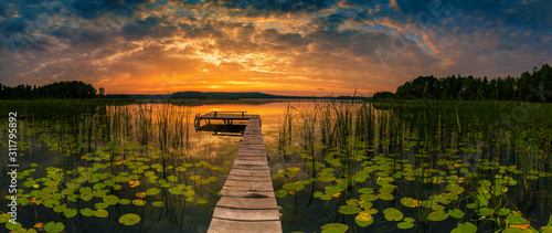 Panorama pięknego wschodu słońca nad jeziorem