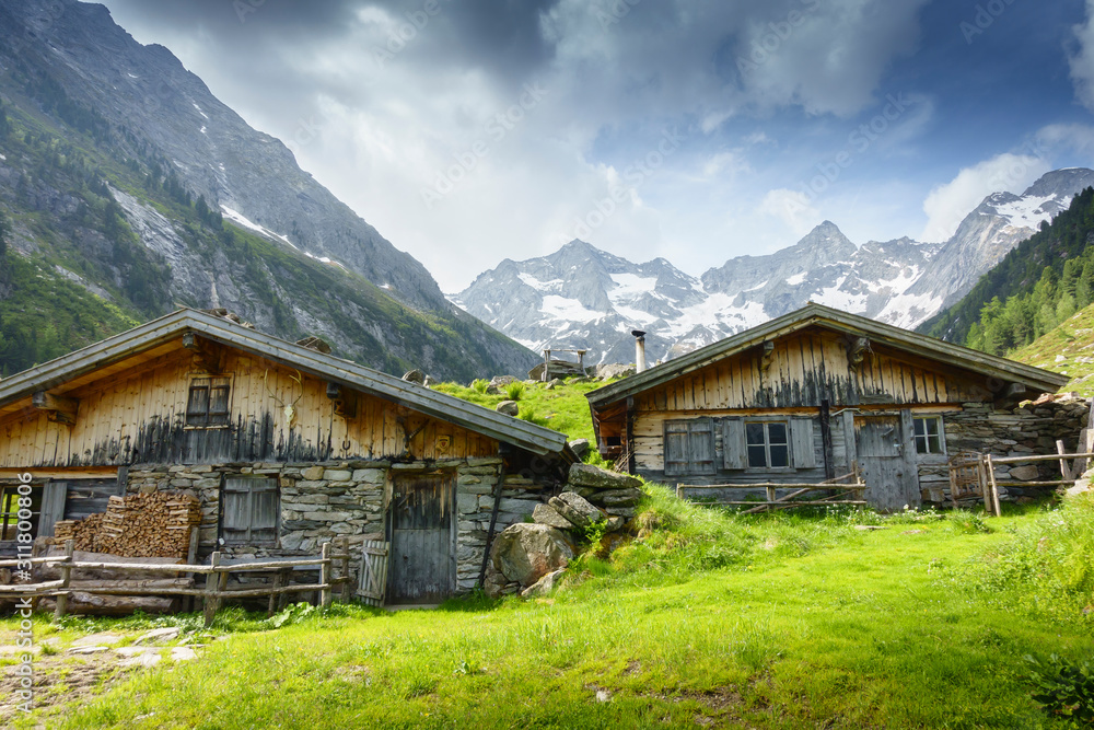 Almhütten mit Gletscher im Hintergrund in Tirol