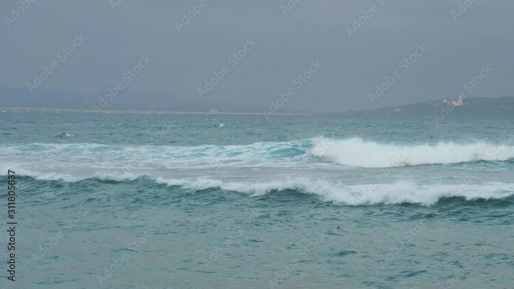 沖縄の海岸に打ち付ける波 沖縄の海岸に打ち付ける波