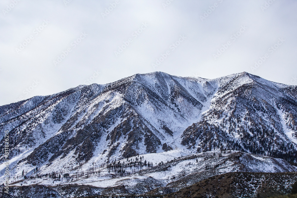 Fototapeta premium Snowy Mountain Peaks Sierra Nevada