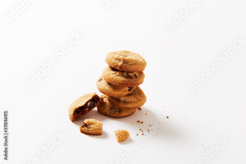 積み重ねたチョコチップクッキー
