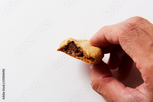 チョコチップクッキーをつまむ男性