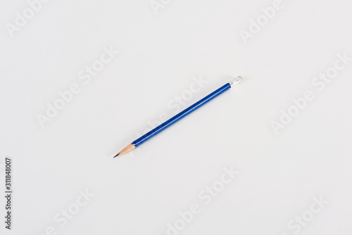 消しゴムつきの青い鉛筆