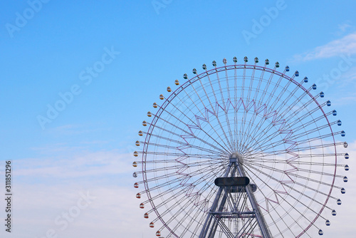 大きな観覧車と空