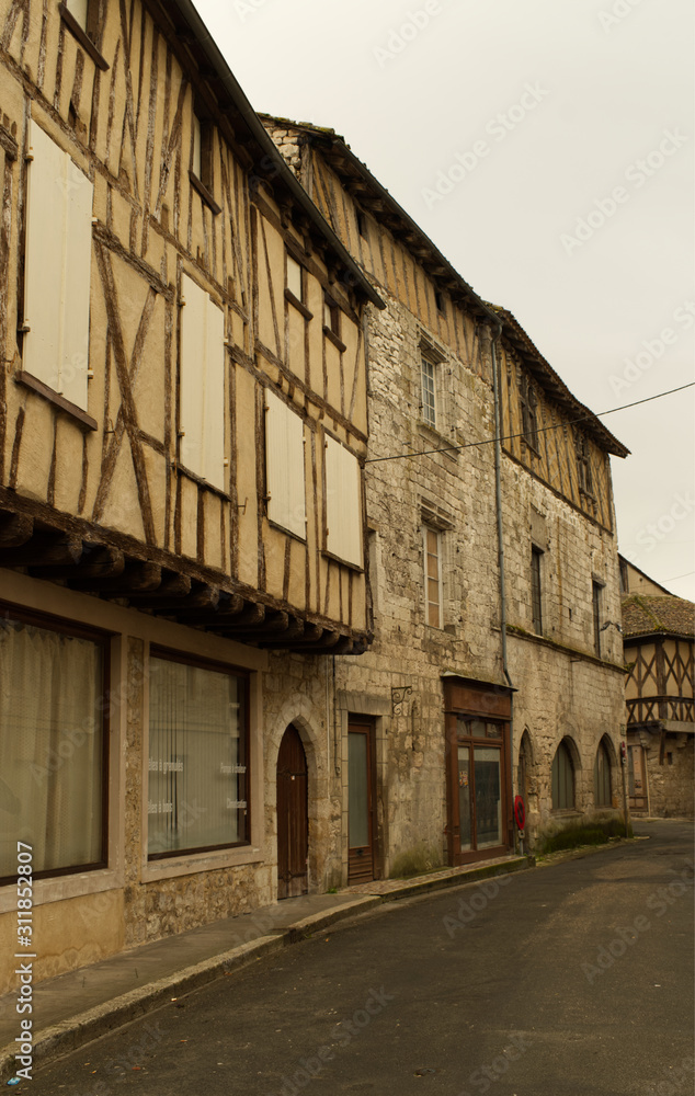 Maison à colombages dans le magnifique village médiéval de Issigeac en Périgord dans le département de la Dordogne