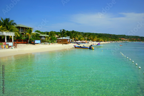 "West bay beach" with white sand and crystal clear waters at Roatán Island, Honduras, 2015 (Sony DLSR)