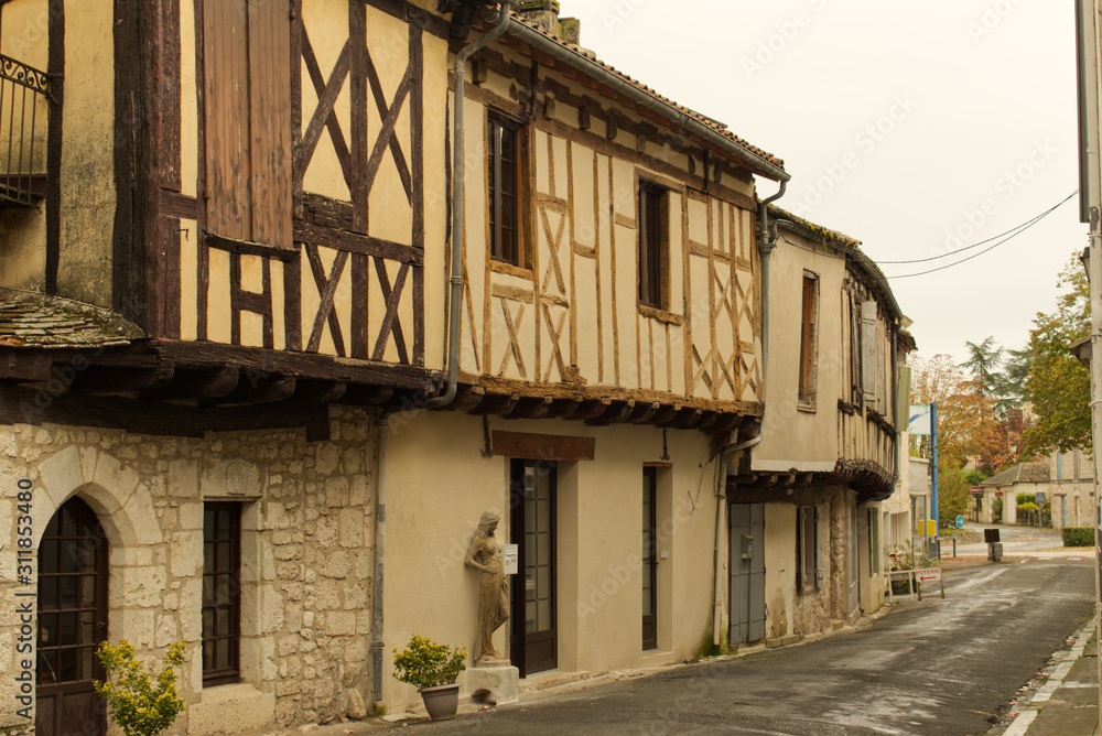 Maison à colombages dans le magnifique village médiéval de Issigeac en Périgord dans le département de la Dordogne