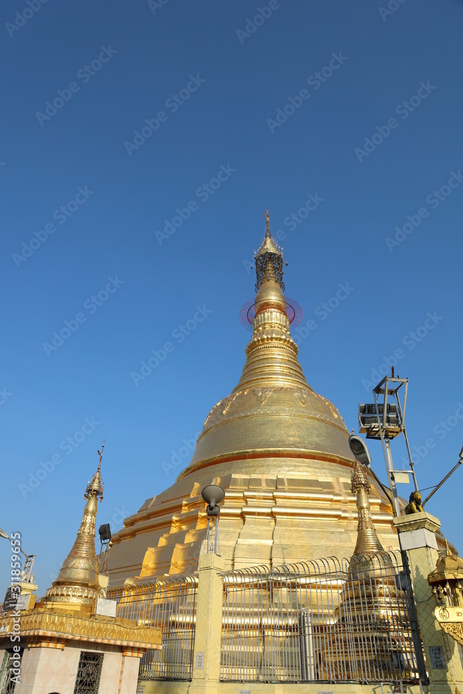Fototapeta premium YANGON/MYANMAR - 25th Dec, 2019 : street in the city, sule pagoda, yangon