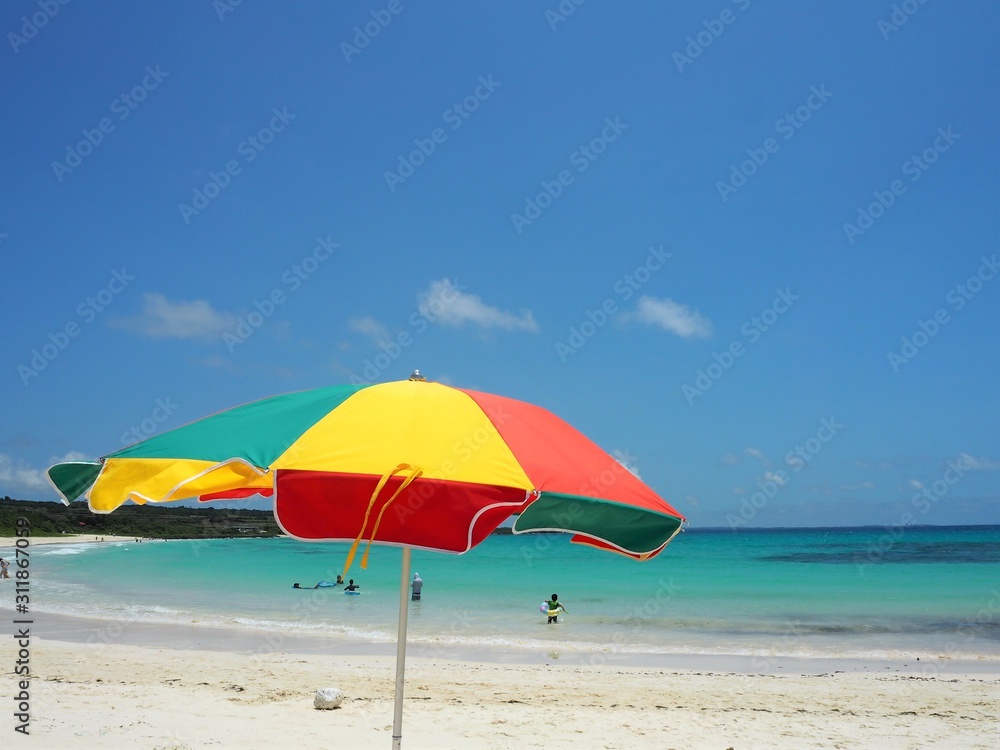 美しいビーチとカラフルなパラソル（渡口の浜、沖縄県宮古島市伊良部島）