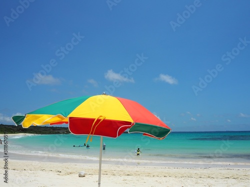 美しいビーチとカラフルなパラソル（渡口の浜、沖縄県宮古島市伊良部島） © poteco