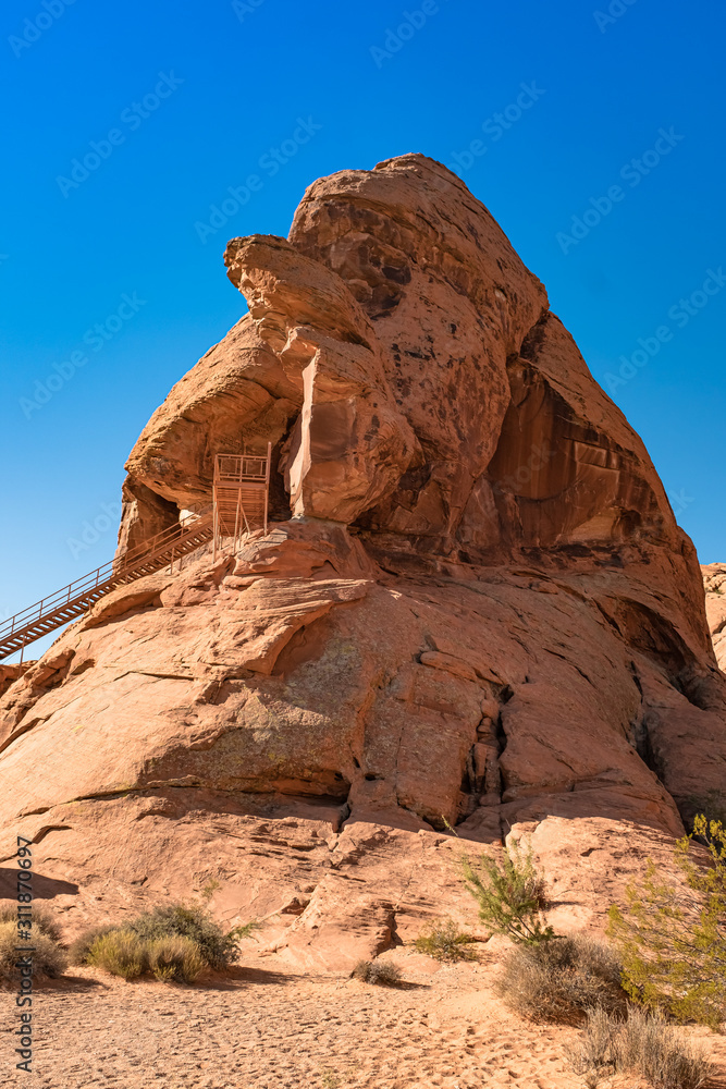 Fototapeta premium The unique red sandstone rock formations in Valley of Fire State park, Nevada, USA