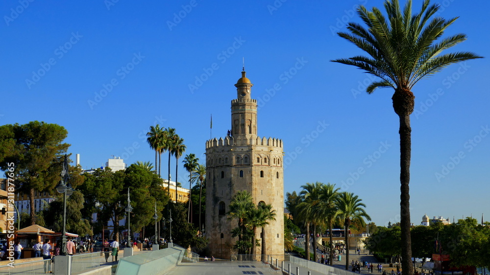 Promenade in Sevilla zum Torre del Oro mit vielen Mensch und blauem Himmel