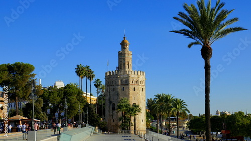 Promenade in Sevilla zum Torre del Oro mit vielen Mensch und blauem Himmel