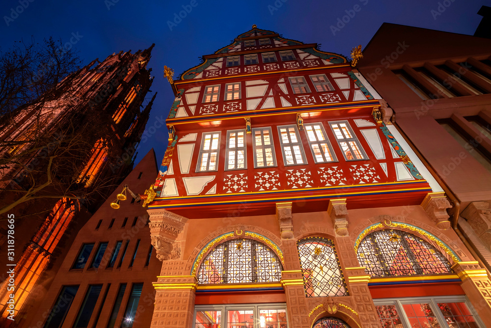 Haus zur goldenen Waage mit Kaiserdom in der neuen Altstadt von Frankfurt am Main