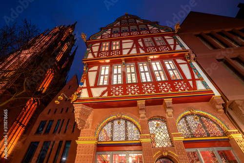 Haus zur goldenen Waage mit Kaiserdom in der neuen Altstadt von Frankfurt am Main