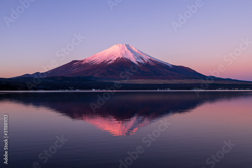 山中湖の湖面に映る紅富士